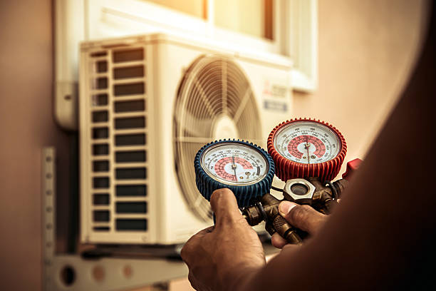 Professional Ac Installation technician working in Devine, TX
